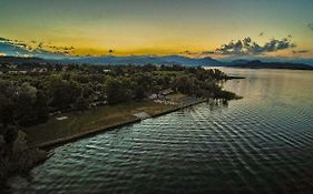 Ritratto Sul Lago